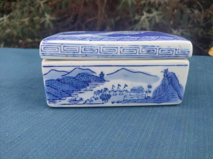 Vintage Chinese Porcelain Lidded Ink Box