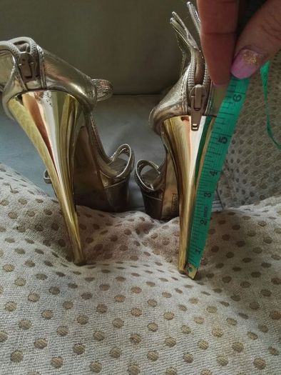 Tom And Eva Gold Sandals