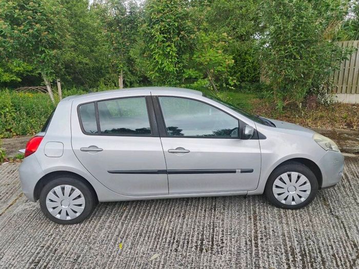 Low mileage Renault Clio 2011 64000km
