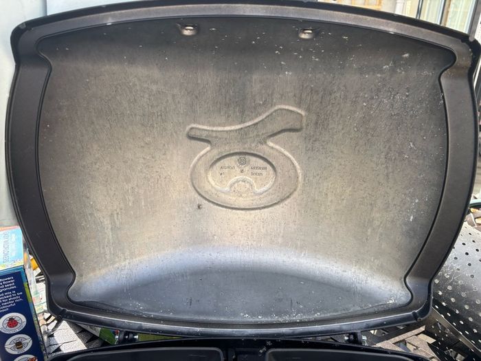 Weber Q 2000 Gas BBQ with Stand Used ONCE