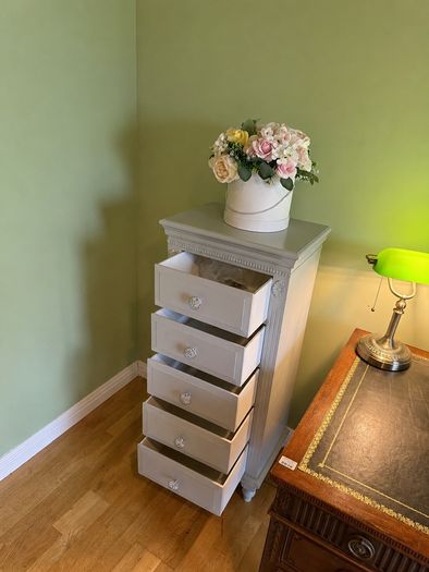Vintage Tallboy Chest of Drawers in Excellent Condition