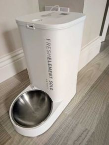 Intelligent automatic feeder for cats or smaller dogs