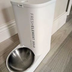 Intelligent automatic feeder for cats or smaller dogs