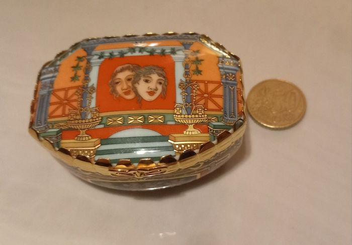 Gilt trinket dish 2001 Pompeii edition, collectable,  D18 post 6e