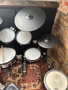 Roland TD-27KV2 including HH stand and snare stand and BD Pedal