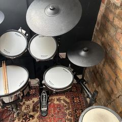 Roland TD-27KV2 including HH stand and snare stand and BD Pedal