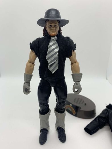 wwe elite Wrestlemania 34 The Undertaker with entrance greats clothing & stand action figure
