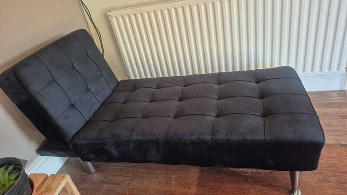 Modern black chaise longue