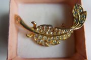Vintage Pretty Gold toned Leaf Brooch with Rhinestones
