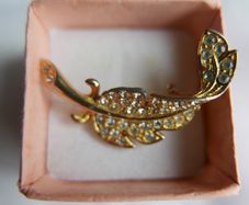 Vintage Pretty Gold toned Leaf Brooch with Rhinestones