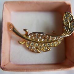 Vintage Pretty Gold toned Leaf Brooch with Rhinestones