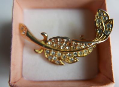 Vintage Pretty Gold toned Leaf Brooch with Rhinestones