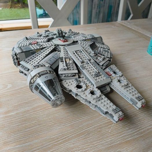 Star Wars Millennium Falcon 75105