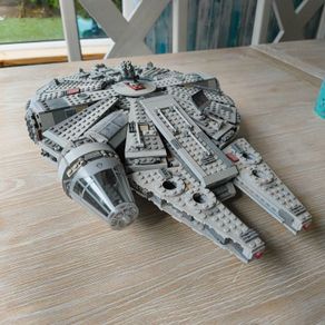 Star Wars Millennium Falcon 75105