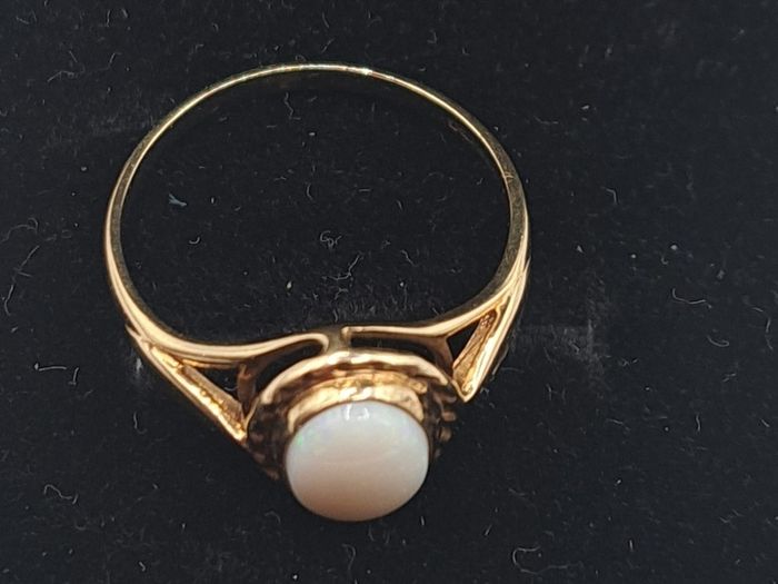 9ct  opal yellow gold ring size M