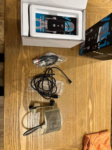 Blue Yeti Pro USB/XLR microphone + Yeti Pop Filter