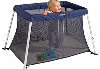 Lightweight travel cot