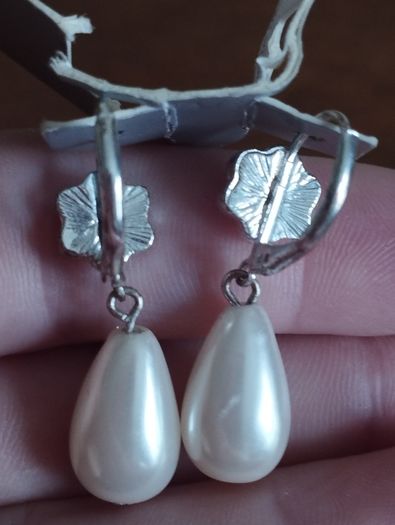 Elegant drop pearl earrings.