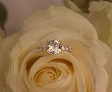 2ct Diamond cushion ring, 14kt gold