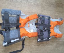 2 children's buoyancy aids