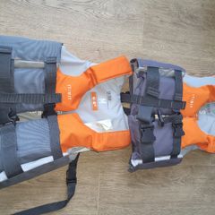 2 children's buoyancy aids