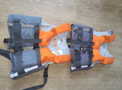 2 children's buoyancy aids