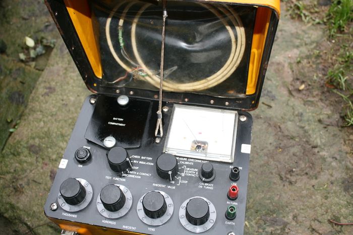 Ohmmeter 18B/095 (the battery should be replaced)