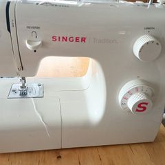 Singer sewing machine and bag