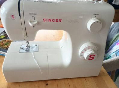 Singer sewing machine and bag