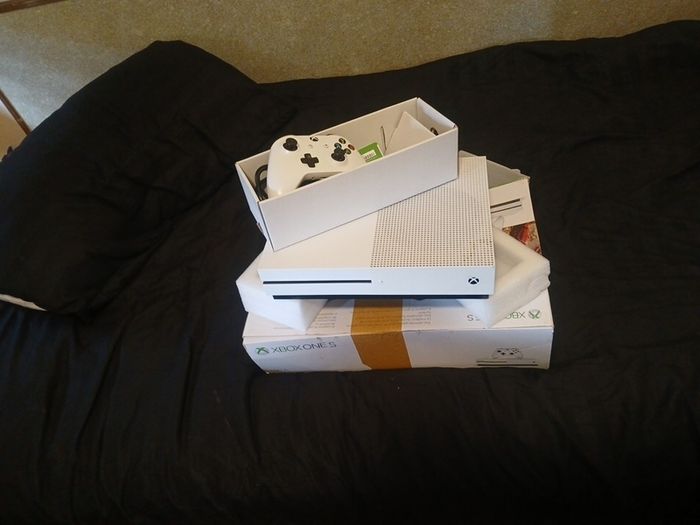 Xbox ONE S white in box 1TB
