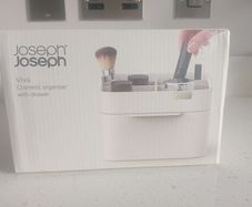 Cosmetic organiser with drawer