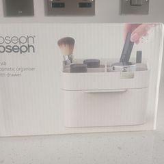 Cosmetic organiser with drawer