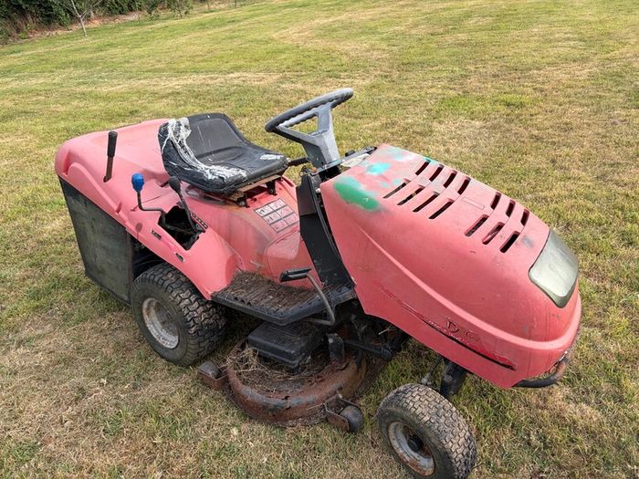 Ride On Lawn Mower  Briggs & Stratton I/C 12HP Engine for Spares or Repair