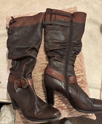 Comfortable long leather caprice boots for sale. Fab leather detail. Really warm and stylish.