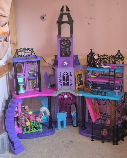 Monster High School + 4 dolls
