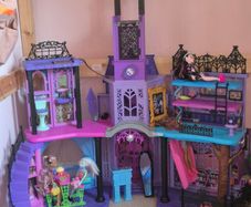 Monster High School + 4 dolls