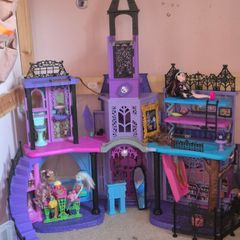 Monster High School + 4 dolls