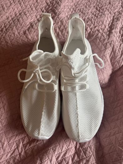 Brand new Ultra light white runners size UK8 EU42 Postage included