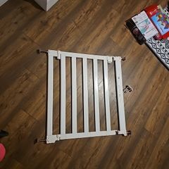 Safety gate for babies/toddlers