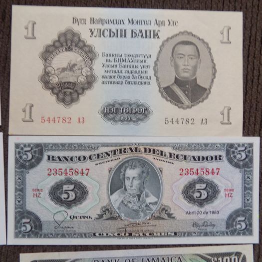 Lot of 8 Uncirculated /EF.World Banknotes.No 7.