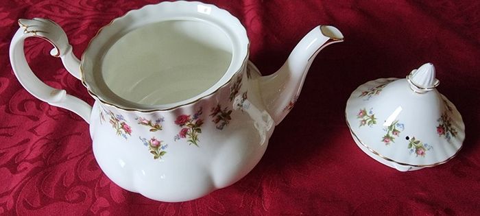 92 Pc. Royal Albert Winsome Bone China Gold Gilt Dinner, Coffee And Tea Service / Set For 12 Person Setting Made In England