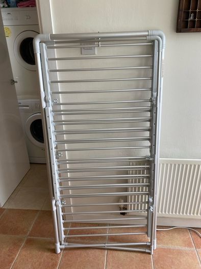 Heated clothes airer