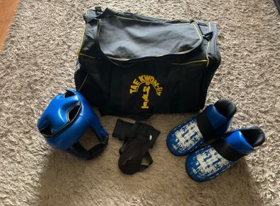 TAEKWON-DO bag with protective equipment