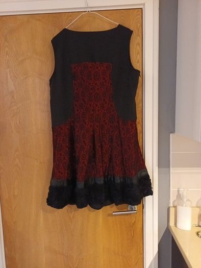 L33 Vintage Rose Dress.  S.18.     B.N.W.T