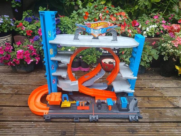 Hot Wheels Car Garage