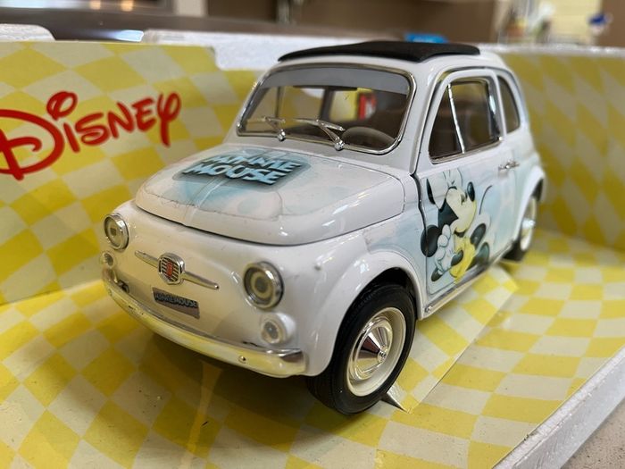 Disney Fiat 500 Minnie Mouse 1/18 Burago