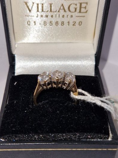 9ct 3stone ring