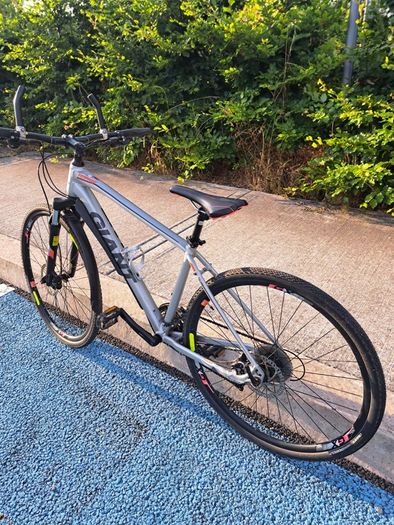 Giant Roam hybrid bike