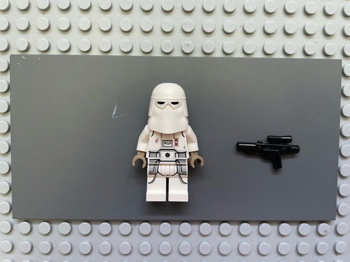 lego star wars sw1180 Snowtrooper minifigure - Female, Printed Legs, Dark Tan Hands, Reddish Brown Head, Open Mouth Smirk