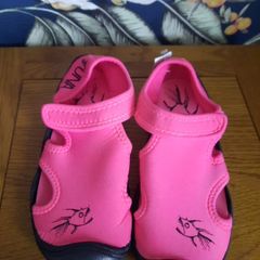 Hottuna water shoes kids size 2UK
